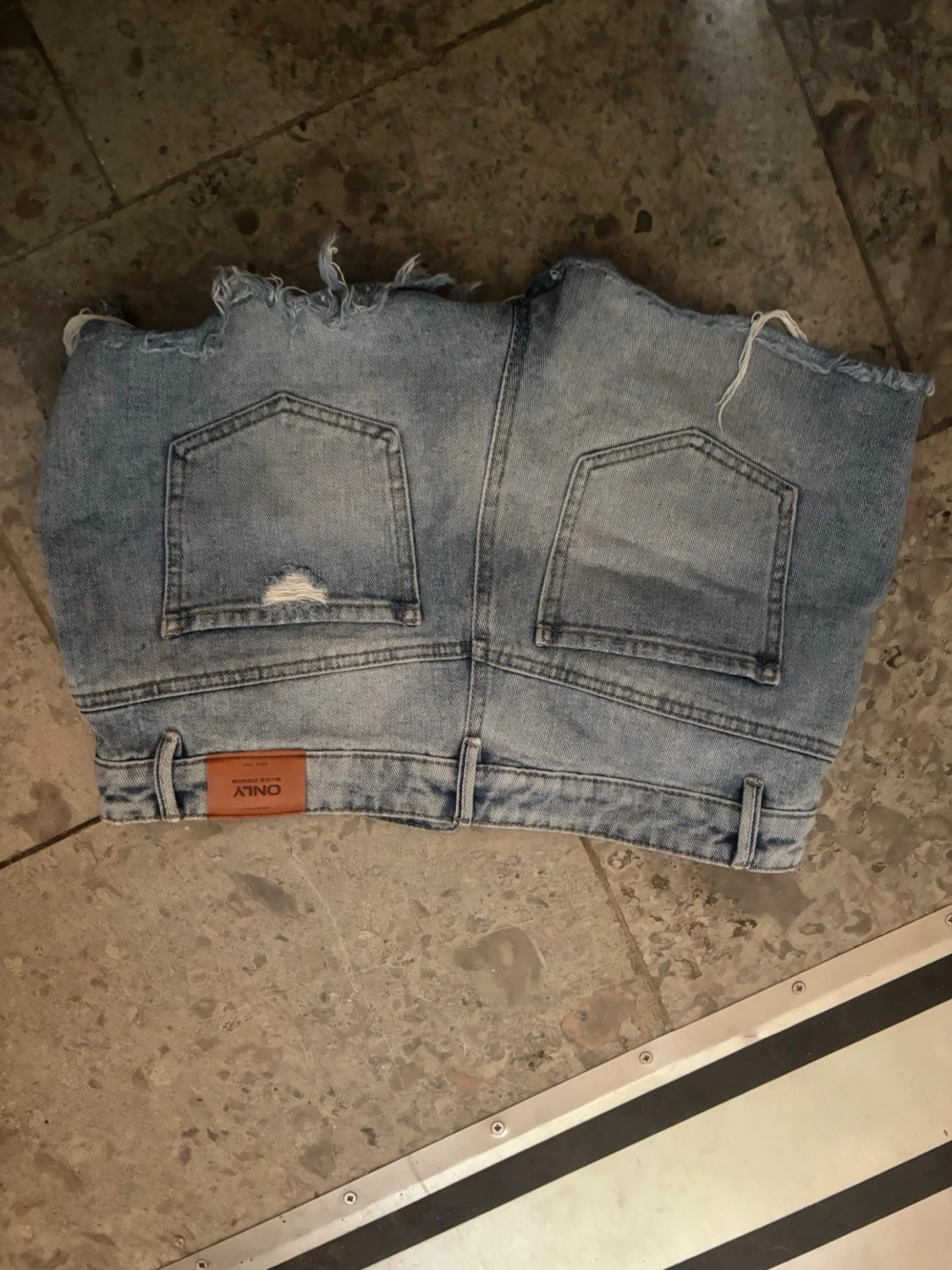 Ljusblå denimshorts med slitningar - 2