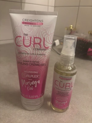 Creightons Curl Company stylingkit - Säljer ett kit från Creightons Curl Company med en styling crème-gel och en nourishing styling oil, båda med moringaolja. Produkterna är i rosa och transparent förpackning och passar för lockigt och vågigt hår.