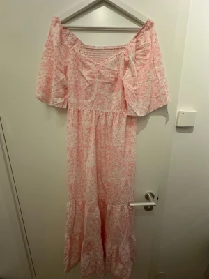 Ljusrosa långklänning - Från SHEIN, storlek M, normal i storleken, tyckte den var för lång på mig därför säljer jag. 