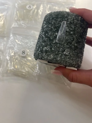 Klara långa press-on naglar i olika storlekar - Säljer ett set med klara, långa press-on naglar i olika storlekar. Naglarna har en elegant coffin-form och kommer i numrerade påsar för enkel applicering. Perfekt för dig som vill fixa snygga naglar snabbt hemma. Materialet är tålig plast.