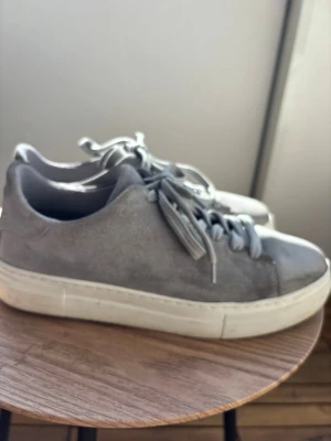 Gråa vagabond skor - Snygga grå sneakers med bred vit platåsula och matchande grå skosnören. Ovandelen är mocka.