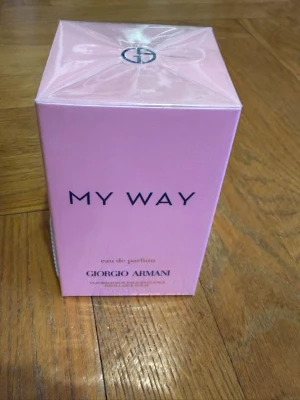 My Way parfym från Giorgio Armani - Upptäck My Way eau de parfum från Giorgio Armani. Parfymen kommer i en snygg, ljusrosa kartong med stilren svart text och logga på toppen. Perfekt för dig som gillar eleganta och fräscha dofter med exklusiv känsla.