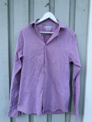 Rosa skjorta från The Shirt Factory - Skjorta från The shirt factory | Mycket bra skick - Storlek 39 motsvarar typ M | Hör av er vid frågor - TITTA ÄVEN MINA ANDRA SKJORTOR I PROFILEN!🤝🥳