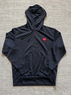 Svart hoodie från Comme des Garçons - Svart hoodie med huva från Comme des Garçons Play | Storlek M men passar S | Bara att höra av sig vid frågor🙏