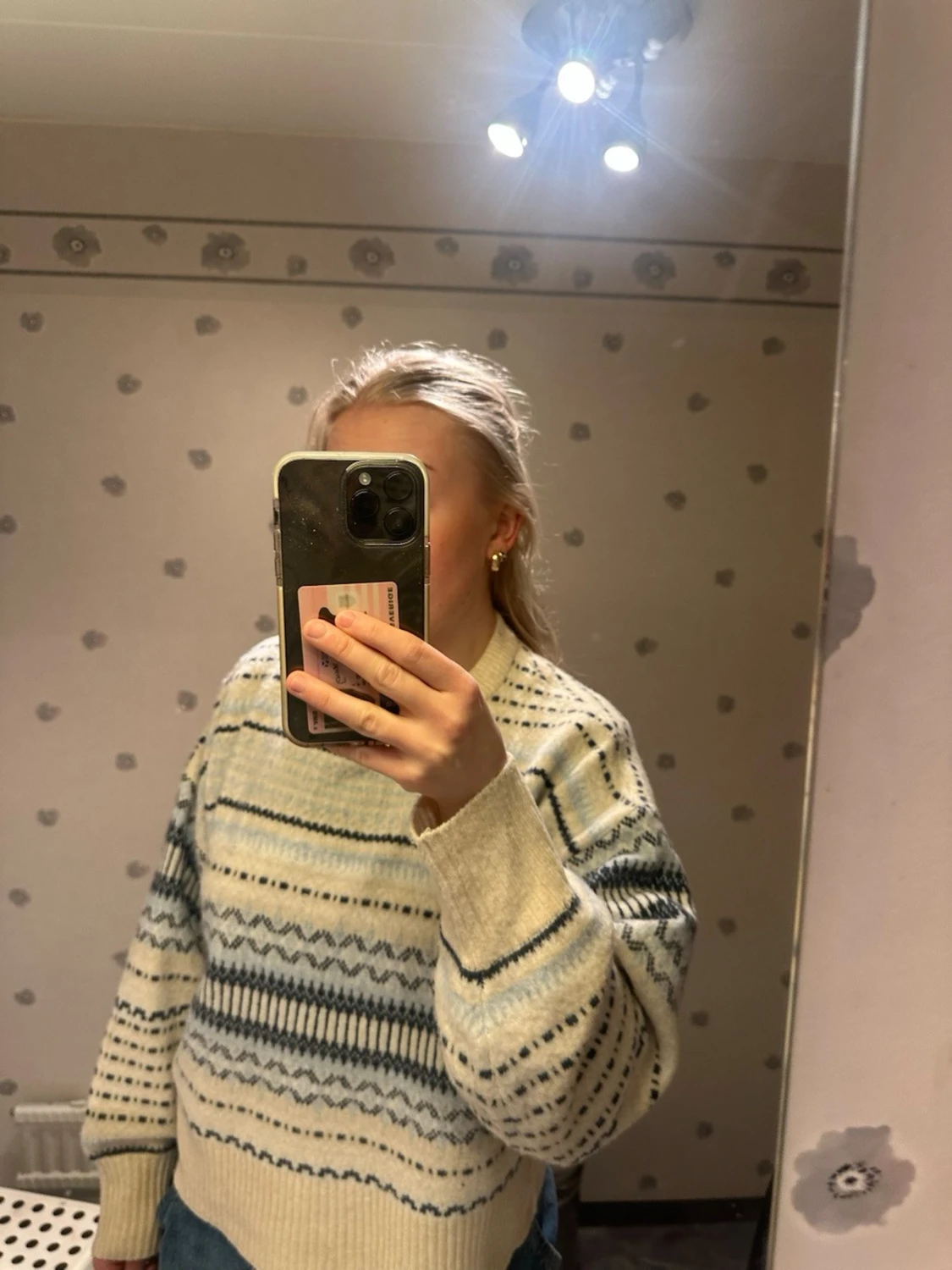 Vit och blå mönstrad stickad tröja - 2