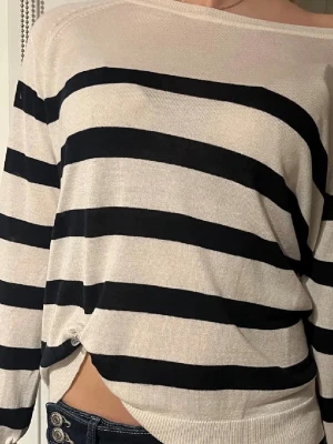 Randig blåvit tröja från Zara - Snygg tröja från Zara med blå och vita ränder ränder!!! Säljer pågrund av att tröjan ej passar mig längre💕Använd ett fåtal gånger syns inget på tröjan