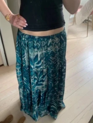 Långkjol - Jätte fin mönstrad långkjol från Zara! Knappt använd, inga defekter💗