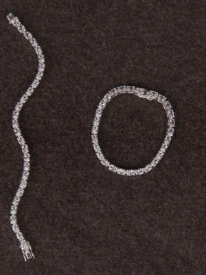 Silverfärgat tennisarmband med stenar - Säljer silver pläterat armband med CZ kristaller. Liknar ett väldigt fint tennisarmband🌸 Grundmaterialet är mässing!  Om du har frågor om mått mm så är det bara att höra av sig!💗 Det är mitt UF-företag som har sålt dessa smyckena!☺️ Säljer tre stycken: 3/3
