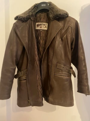 Newport äkta läder jacka - Newport world wide leather wear jacka. Med avtagbar krage, Spännbar midja och många fickor Äkta läder Vintage Sällsynt Väldigt bra skick förutom att dragkedjan är sönder (se sista bilden)