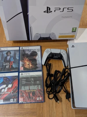 PlayStation 5-konsol disc, 1TB med en trådlös DualSense-handkontroll. - PlayStation 5-konsol disc, 1TB med en trådlös DualSense-handkontroll. Konsolen levereras med strömkabel, laddkabel till kontroll och HDMI-kabel. Följande spel ingår: Lies of P, Final Fantasy XVI (inplastat), Gran Turismo 7 och Alan Wake II Deluxe Edition (inplastat).  PS5:an är återställd och redo för nästa användare. Hämtning är önskvärt.