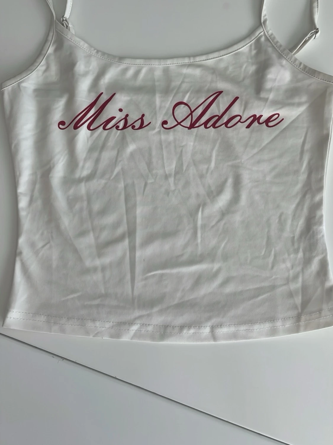 Vit linnetopp med text Miss Adore