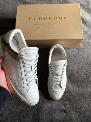 Burberry skor|42 - Burberry skor| Skick6-7/10 (dom är i använda skick men har väldigt mycket kvar att ge)| Storlek 42 UK8| Nypris ca 7000kr| Box, Dustbag, kort medföljer OG medföljer vid överenskommels eller köp vid full pris| Vid frågor slå en pling| Sell.ArchiveSS|