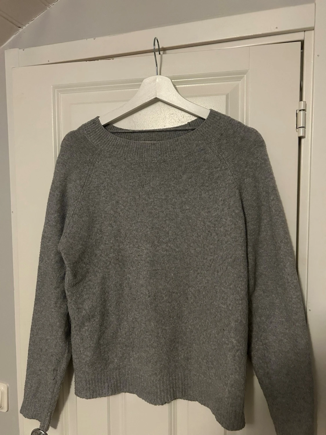 Grå stickad tröja med rund hals