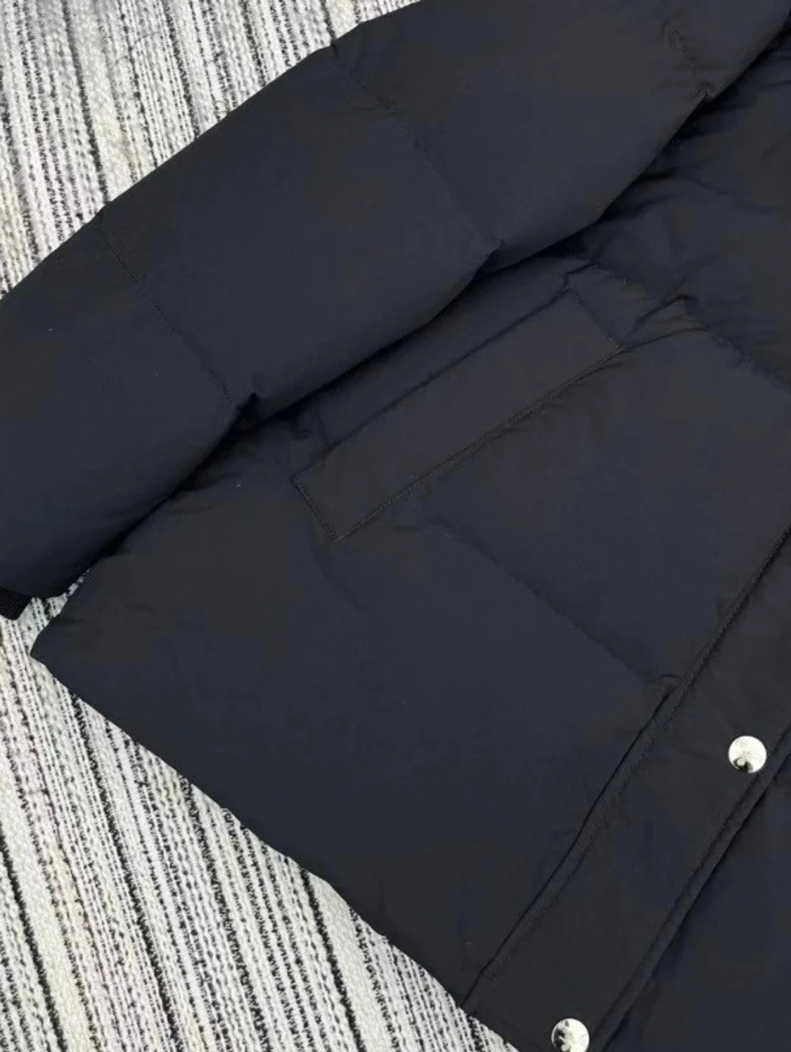 Svart dunjacka med pälskant från Prada - 2