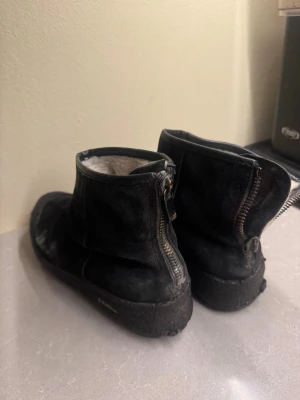 Bally boots 37 - Säljer ett par svarta boots i mocka med grov sula och dragkedja bak. Insidan är fodrad med mjukt material för extra komfort. Skorna har en enkel och stilren design som passar till många olika outfits.