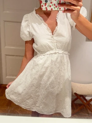 Studentklänning  - Säljer denna så fina klänning perfekt till studenten eller skolavslutningen💖😊😇