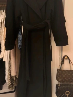 Svart lång kappa med skärp - Jättefin svart kappa från bershka