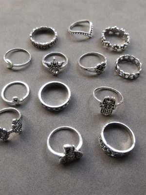 13 st ringar  - 13 st ringar med olika former och mönster. Materialet är alloy. (#623)