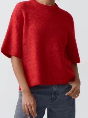 Stickad T-shirt  - Jätte fin röd stickad T-shirt från Gina Tricot. Passar perfekt nu till våren och sommaren med jeans shorts eller en vit kjol. Är endast använd cirka 3 gånger så i mycket bra skick. Ordinarie pris är 299kr. 