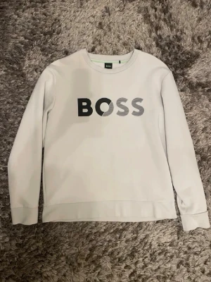Hugo boss tröja - Säljer en jätte fräsch och skön Hugo boss tröja, tröjan är i 10/10 skick då den endast är testad. Ord pris: 1500, säljer den för 1000 men kan sänka priset lite vid snabb affär.