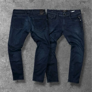 Replay Anbass jeans - Säljer dessa svarta/marinblå jeansen från Replay, svårt att avgöra vilken färg | W34 L32 | modell: Anbass | skick: 9,5/10, endast använda vid ett tillfälle | Skriv vid frågor, pris kan diskuteras vid snabb affär 🤝