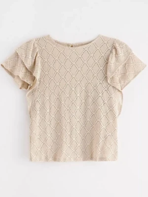 Spets blus - Gullig spets blus från Holly and Whyte by Lindex i en ljus begie färg med volang ärmar. Super fin nu till våren och sommaren med ett par jeans eller kostymbyxor. Blusen är i nyskick då den aldrig är använd💓OBS! De tre sista bilderna är lånade, men bara att be om egna bilder så skickar jag. 