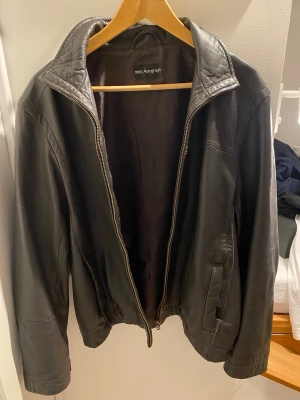 Leather Jacket - Läderjacka vintage. Storlek L men funkar lika bra för storlek M. Aldrig använd och i äkta skinn.   Går ej ned mycket i pris. Hör av dig i DM så hjälper jag dig där :)