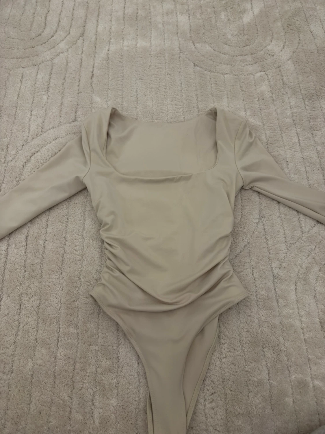 Beige långärmad body med fyrkantig ringning