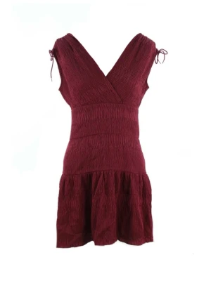 Vinröd omlottklänning med snörning - Vinröd kortklänning med omlott-v-ringning och snörning på axlarna. Klänningen har en lätt rynkad struktur och volang nertill. Storlek 1 som motsvarar S