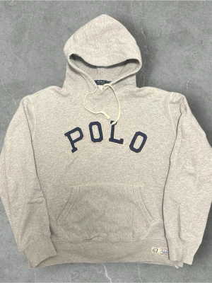Polo Ralph Lauren Hoodie Grå, Storlek L - 📍Storlek:L  💪🏽Skick:Mycket bra   📐Mått:Längd:59cm:Bred:50:cm:  📎Material:87%Bomull:Polyester13%  📦Skickar alltid inom 24h  💸Köp fler plagg för att få billigare pris  ✅Äkthetsgaranti