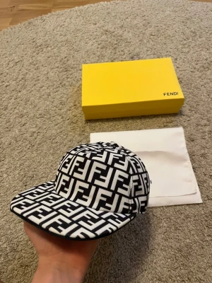 Vit och svart unik keps - Säljer en mycket fin och unik keps I färgerna vit och svart. Den är knappast använd och är storleken 56cm vilket står på lappen. Pris kan diskuteras!