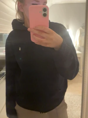Ralph lauren zip hoodie - Säljer denna med bra skick inte mycket använd, XL barnstorlek , passar mig som vanligtvis använder S (den ser bredaxlad ut pga galgen den hänger på)