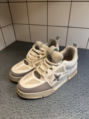 Louis Vuitton Skates - Säljer ett par Louis Vuitton Skates som verkligen sticker ut & märks direkt.  Skorna är använda och behöver lite tid och kärlek för att komma tillbaka till sin bästa look. Det handlar främst om smuts, inget som inte går att fräscha upp med en ordentlig rengöring. För rätt person är detta ett perfekt tillfälle att göra ett riktigt kap och ge dem nytt liv.  Passar dig som vill ha ett par lyxiga sneakers till ett bättre pris. Original box tillkommer.