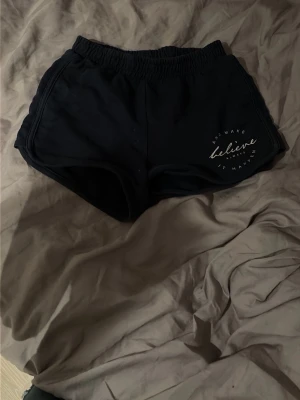 Mörkblåa shorts  -  Säljer ett par mörkblå mjukis shorts från H&M i storlek 158 
