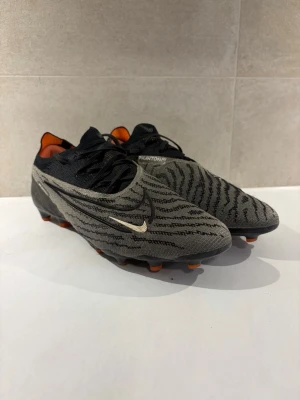 Nike Phantom GX Elite AG - Använda men i bra skick, inga defekter på skorna. 