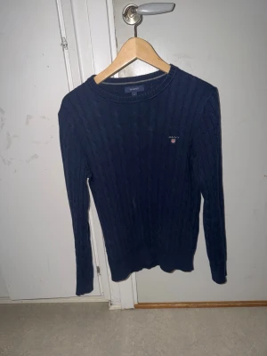 Gant tröja - Stilren marinblå tröja som är till salu. Väldigt snygg och passar till allr
