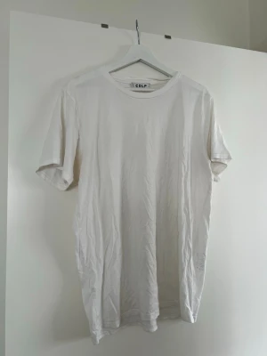 Vit t-shirt från CDLP - Säljer en stilren vit t-shirt från CDLP i storlek M. T-shirten har klassisk rund halsringning och korta ärmar. Tillverkad i mjukt material som känns skönt mot huden. Perfekt basplagg för alla tillfällen och enkel att matcha med andra plagg.