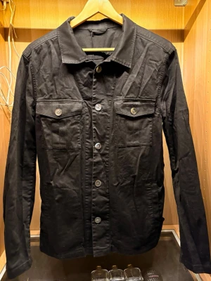 Oscar Jacobsson Overshirt - Otroligt snygg overshirt som passar perfekt nu till våren. Fint skick i Strl M utan defekter. Tveka inte på att slå till på årets vårjacka 😃/ N&V