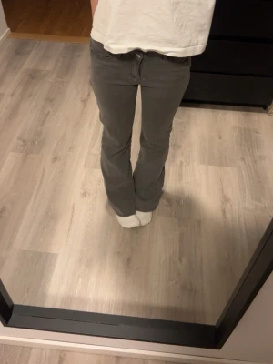 Grå bootcut jeans med låg midja - Snygga grå jeans med bootcut-modell och låg midja.