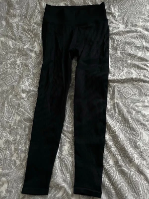 Svarta ribbade leggings STRONGER - Säljer ett par svarta ribbade leggings från STRONGER, 