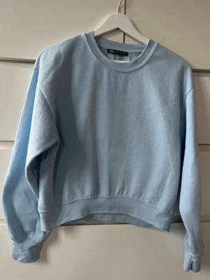 Collage tröja - Sweatshirt från Zara i storlek S/xs i bra skick
