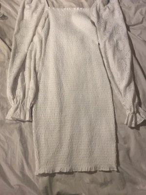 Vit klänning med puffärmar - Vit enkel klänning för sommaren. Har aldrig använt. Kommer inte till användning så vill sälja bort klänningen. Pris kan diskuteras