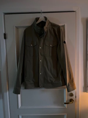 J.Lindeberg - Säljer denna sjukt feta fieldjackan från J.lindeberg eftessom den inte kommer till användning. Jackan stängs med både en dragkedja och knappar. Perfekt att ha på sig nu när våren tillkommer! Hör gärna av er vid frågor eller funderingar!😊nypris 3500kr, mitt pris 1600kr! Pris kan såklart diskuteras!🙌