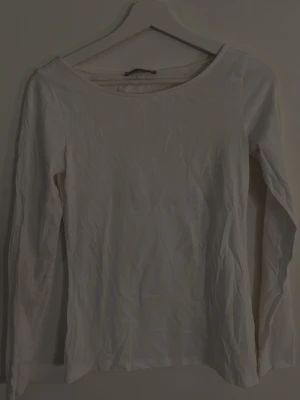 Långärmad topp - Vit långärmad tröja från anna field (köpt på zalando) i storlek xs