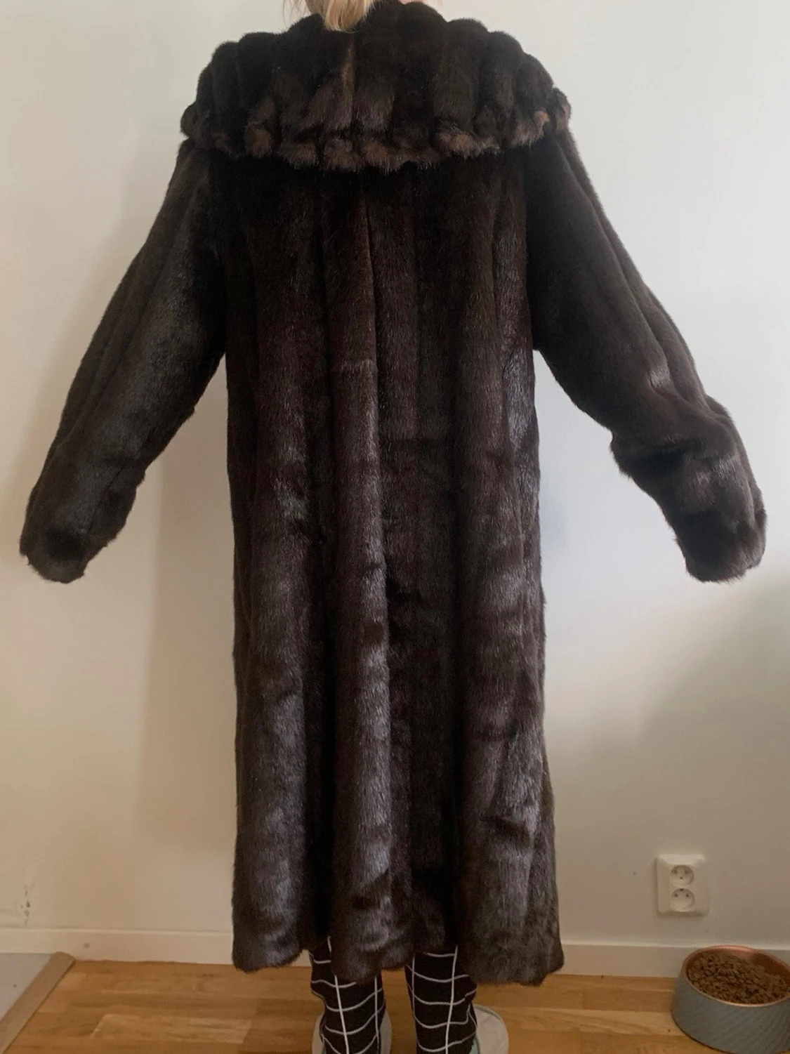 Lång mörkbrun pälsjacka med krage - 6