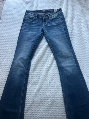 Bootcut jeans Crocker - Säljer ett par lådmidjade blå bootcut jeans från gamla märket Crocker som ej finns kvar. Använda fåtal gånger.