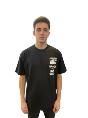 Svart t-shirt  - Cool svart t-shirt  med vitt tryck på bröstet. Klassisk rund hals och korta ärmar. Materialet är mjuk bomull och passformen är loose, perfekt för en avslappnad stil.