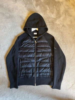 💫Moncler cardigan💫 - Hej! Säljer nu denna sjukt snygga Moncler cardiganen i storlek S, passar 165-176cm lång. 2023 modell. Den är i nyskick, super fin. Den är i färgen dark navy. Köpt på NK för 13 999kr och bild på kontoutdrag finns. Sjukt fet och stilig cardigan. Hör av er vid frågor eller funderingar🙌💫