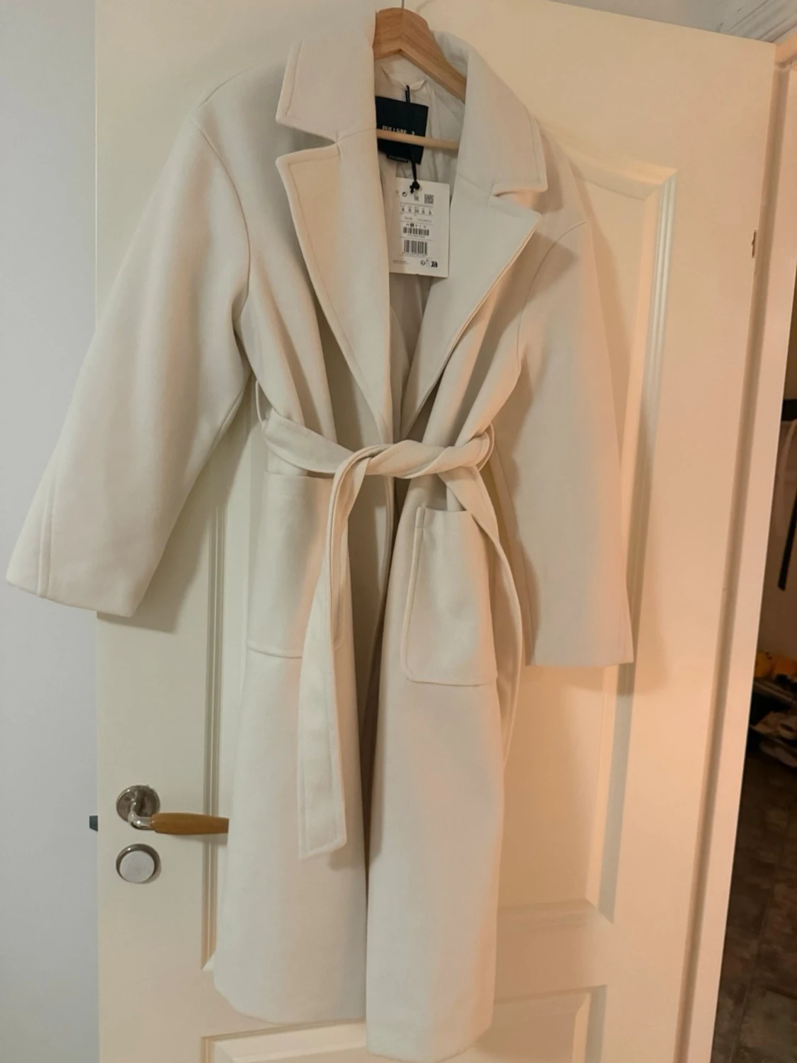 Vit kappa med knytskärp från Pull n Bear - 2