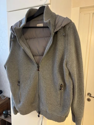 moncler cardigan - Säljer nu min helt oanvända moncler cardigan som är otroligt snygg! Endast testad säljer då den ej fall mig i smaken. Skicka prisförslag!